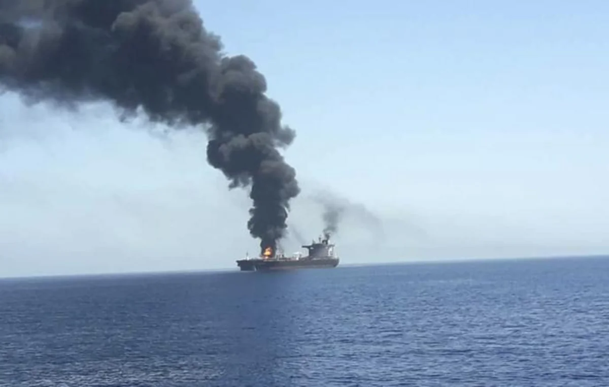 Hörmüz boğazında tanker atəşə tutuldu xəbəri üçün şəkil