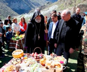    Ermənilər yenə Kəlbəcərdə Pasxanı bayram ediblər...   