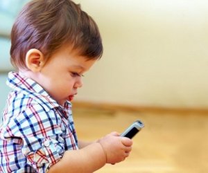    “Uşaqları valideynlər özləri telefondan asılı vəziyyətə salırlar“ - Pediatr   