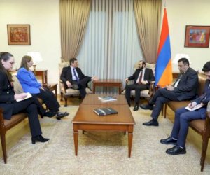    Ararat Mirzoyan amerikalı həmsədri məlumatlandırdı   