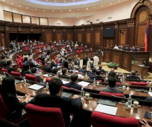    Paşinyan tərəfdarları müxalifətçiləri mandatdan məhrum etmək istəyir   