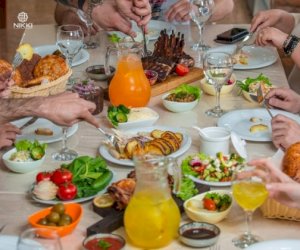    “Onlar özlərini reklam etmək üçün iftar süfrəsi açırlar”   - ETİRAZ