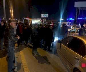    Bakıda avtomobil işıq dirəyinə çırpıldı, yaralılar var - Fotolar   