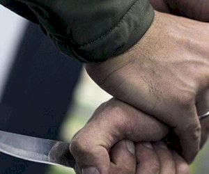   Buzovnada mühafizəçiyə çoxsaylı bıçaq zərbələri vuruldu   