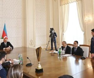    Prezident Hacı Əliyevə: “Bütün medalları taxsan sinəndə yer qalmaz“   