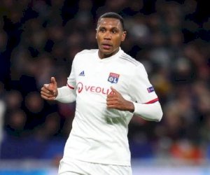    Komanda yoldaşlarına gülən futbolçu qovuldu   