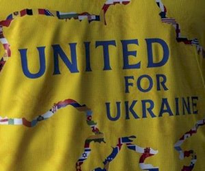    
Ukrayna millisinin formasında Azərbaycan bayrağı   
