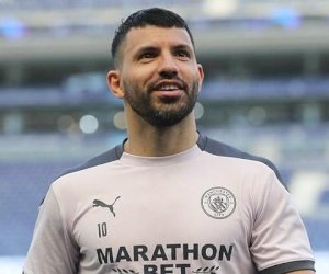   
İngiltərədə ulduz futbolçuya heykəl qoyuldu - FOTO    