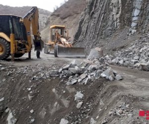    Lahıcda uçqun oldu: Yol bağlandı   