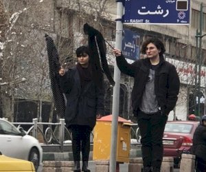    İranda qadınlar etiraz aksiyası keçirdi   