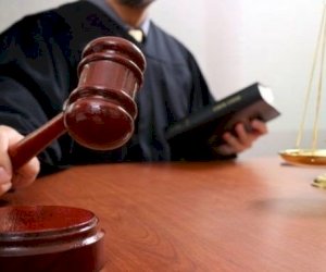    Anasını bıçaqlayan oğulun məhkəməsi başlayır   