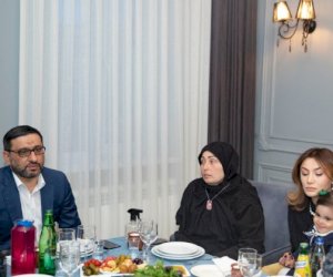    Ruhi Əliyeva şəhid anaları üçün iftar süfrəsi açdı   