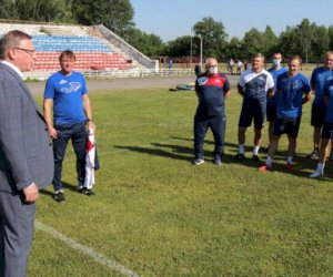    Futbol komandası minalanmış stadionda oynayırmış   