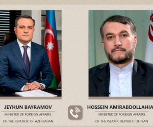    Ceyhun Bayramov iranlı həmkarı ilə danışdı   