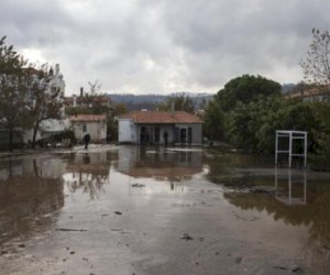    Şəkidə sel kəndlə şəhərin əlaqəsini kəsdi, avtomobili apardı   