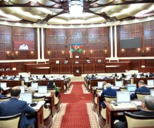    “Bəzi məmurlar büdcə pullarını xımır-xımır yeyir”   - Deputat