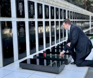    Britaniyanın Silahlı Qüvvələr naziri Şəhidlər xiyabanını ziyarət etdi   