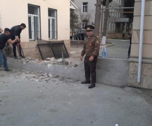    Şirvan Şəhər Mərkəzi Xəstəxanasındakı qanunsuz hasar söküldü - Fotolar   