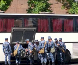    Polis Ermənistan Milli Məclisini nəzarətə götürdü    