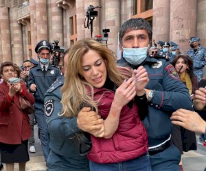    Ermənistanda polis zorakılığı -   Demokratiyadan dəm vuranlar niyə susur?