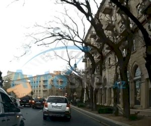    Bakıda içi pulla dolu olan maşının sürücüsü qoçuluq etdi – VİDEO   