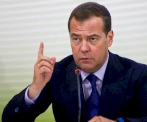    Dmitri Medvedev: “İnsanlar inamını itirirlər“   