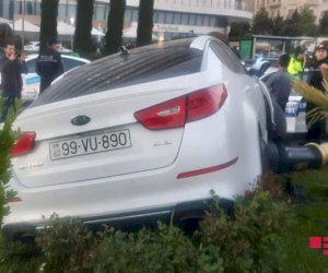    Bakıda ağır qəza: Maşın əvvəlcə betona, sonra dirəyə çırpıldı   