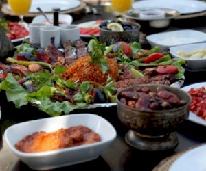   Borc pulla iftar süfrəsi açmaq olar?   - İlahiyyatçıdan açıqlama