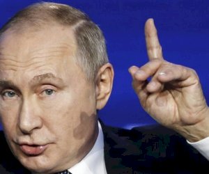   "Bizimlə müharibə etmək heç kəsin ağlına gəlməsin" - Putin   