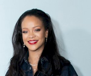    Rihanna çılpaq görünüşü ilə hamını heyrətləndirdi   
