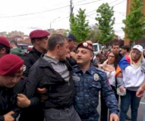    İrəvandakı mitinqdə polis rəisi həbs olundu   