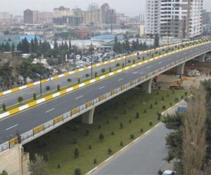    
Bakıda 31 yaşlı kişi körpüyə çıxıb özünü doğradı   
