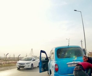    Bakıda sürücülər yolu kəsib əlbəyaxa dava etdi    - ŞOK VİDEO