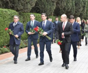    Medianın İnkişafı Agentliyinin kollektivi Fəxri Xiyabanda Ulu Öndərin məzarını ziyarət etdi - Fotolar   