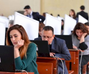    Dövlət qulluqçusu olmaq istəyənlərin NƏZƏRİNƏ

   