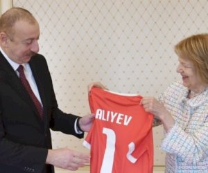    Emma Nikolson Prezidentə forma hədiyyə etdi - Foto   