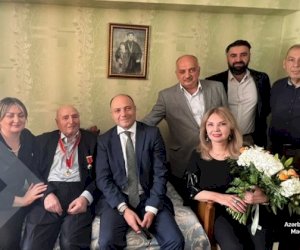    Nazir Vidadi Babanlıya “Şərəf” ordenini evində təqdim etdi   