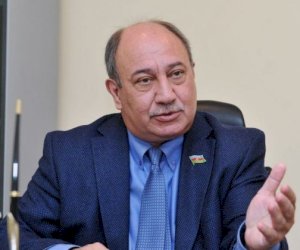    Araz Əlizadə Zelenskini Hitlerə bənzətdi: “Rusiya özünü qoruyur”   