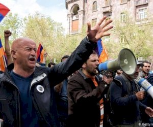    Ermənistandakı etirazların arxasında kim dayanır?

   