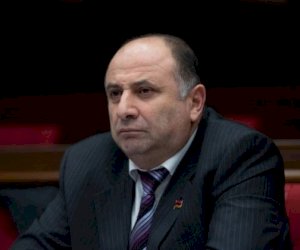    Paşinyan özünə özgə millətdən köməkçi təyin etdi   