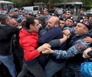   İrəvanda etirazçılarla polis arasında toqquşma oldu   