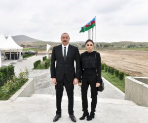    


Prezident və birinci xanım Şuşada “Xarıbülbül“ festivalının açılışında    