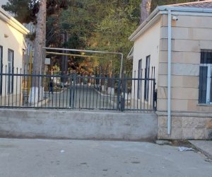    Azərbaycanda xəstəxananın giriş qapısını hasarladılar   