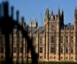    Britaniyalı nazirlər seksual qısnamada ittiham olunur   
