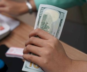    Dolların ucuzlaşmasına səbəb olan üç əsas amil hansıdır?   