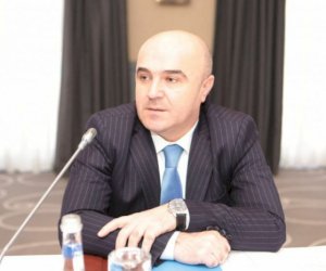    “Altı yaşdan başlayaraq on bir il qadınlardan dərs alan oğlan uşağı kişi kimi necə formalaşsın?!”   