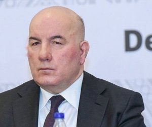    Elman Rüstəmov işdən çıxarıldı, gecə ilə Mərkəzi Banka TIR-lar gətirildi   - Foto