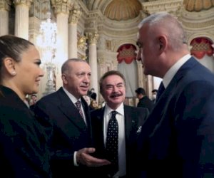    Ərdoğan məşhurlar üçün iftar süfrəsi açdı - Fotolar   