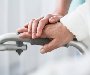    Xəstə baxıcısı ahıl kişini balkondan aşağı atdı   