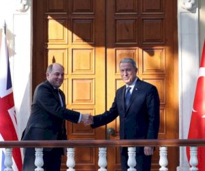    Hulusi Akar britaniyalı həmkarı ilə görüşdü   